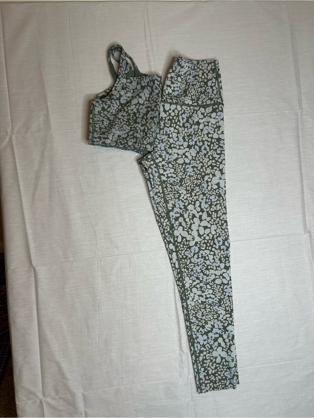Two piece set Offline - Picture 7 of 8